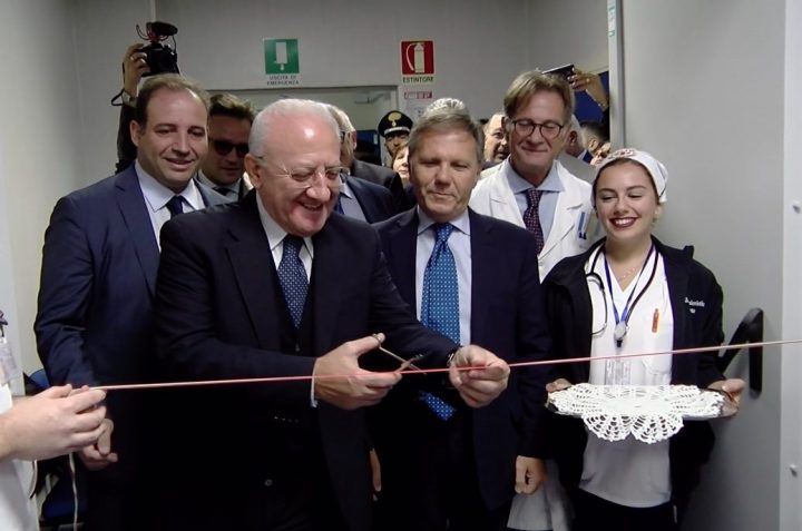 Giugliano, inaugurato il nuovo reparto di oncologia e De Luca annuncia 70 milioni di euro per il nuovo ospedale