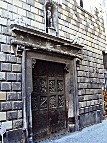 Napoli. Completato il restauro del portone di legno di Palazzo Diomede Cafara