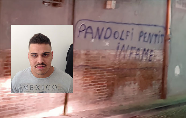 La scritta Pandolfi pentito infame sotto la sua abitazione al rione Sanità