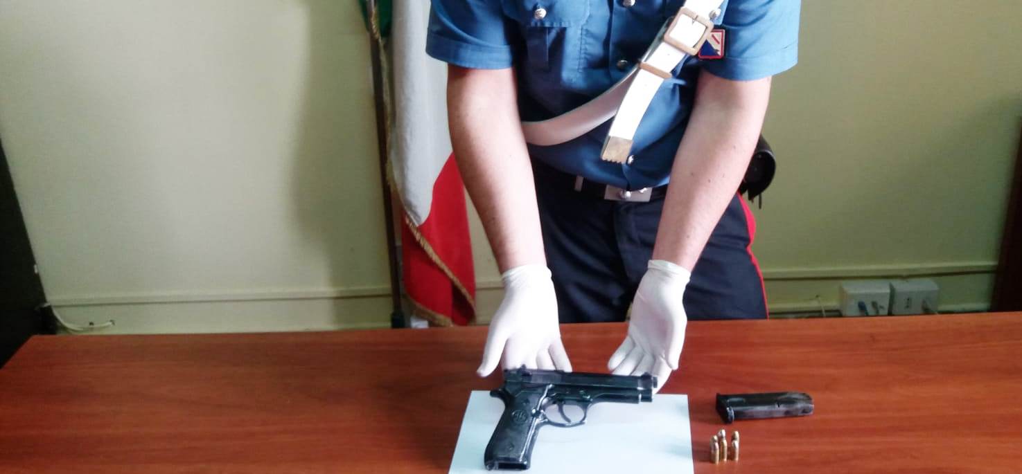 Napoli, acquista una pistola per minacciare l’ex moglie: arrestato