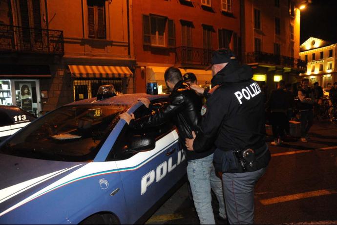 Napoli, migranti accerchiano gli agenti per evitare l’arresto