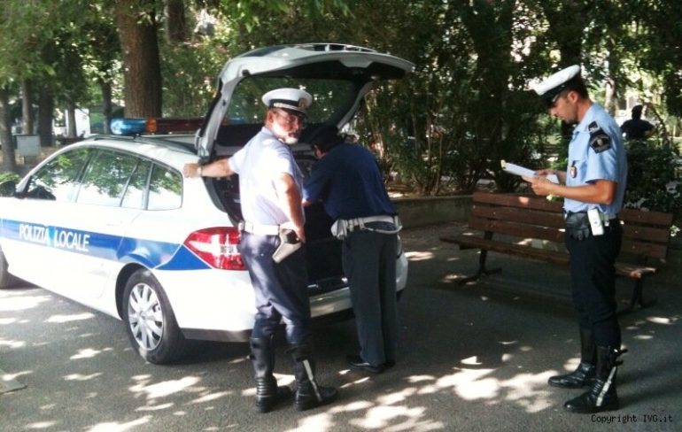 Controlli della polizia locale in diversi quartieri di Napoli: multe e sequestri