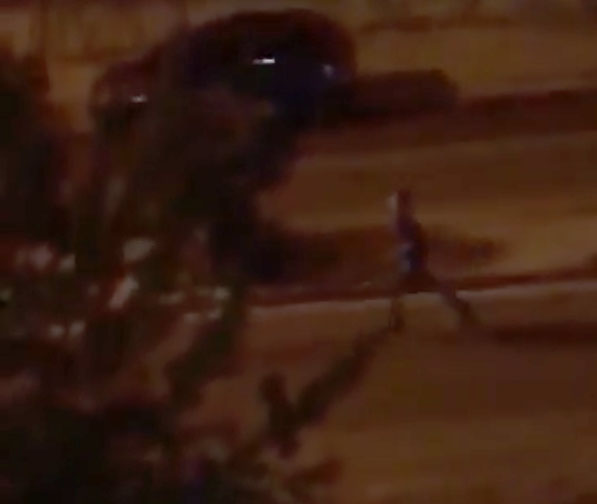 Napoli, la polizia spara in aria durante un inseguimento a Ponticelli: scattano le proteste degli abitanti. IL VIDEO DEGLI SPARI
