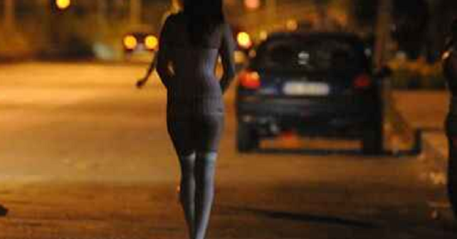 Napoli, il compagno la lascia in strada e la costringe a prostituirsi: ‘salvata’ dai vigili urbani