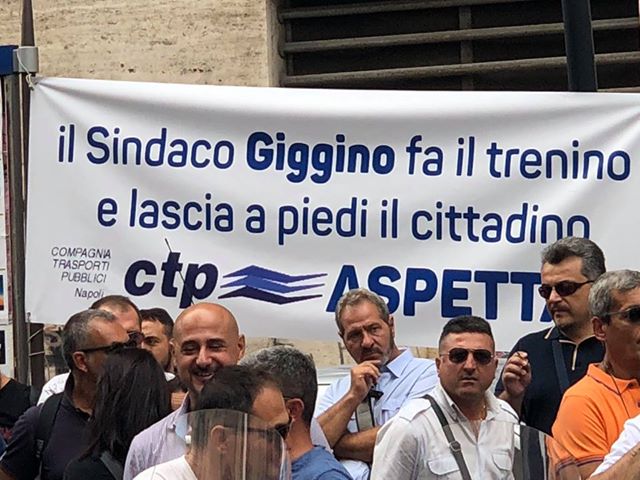 Napoli, presidio dei lavoratori Ctp sotto la Prefettura: sono senza stipendio da 5 mesi