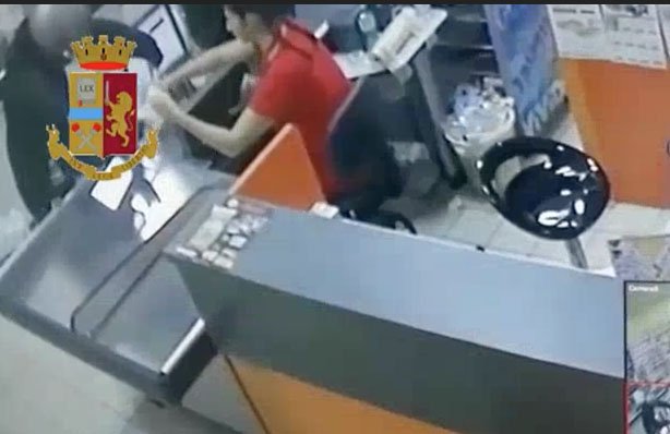 Ecco come il poliziotto libero dal servizio ha bloccato uno dei rapinatori del supermercato. IL VIDEO