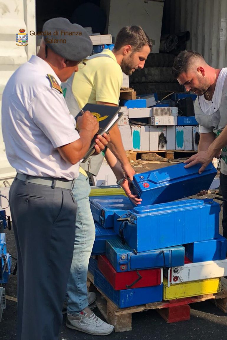 Sequestrate 60 tonnellate di rifiuti speciali nel porto di Salerno. IL VIDEO