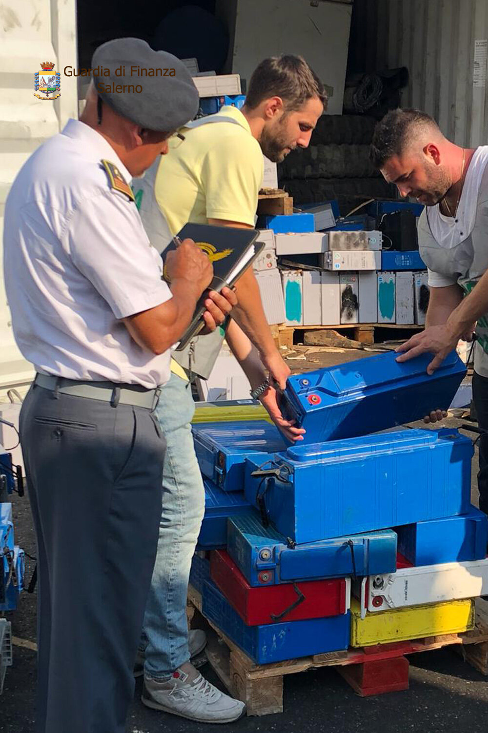 Sequestrate 60 tonnellate di rifiuti speciali nel porto di Salerno. IL VIDEO