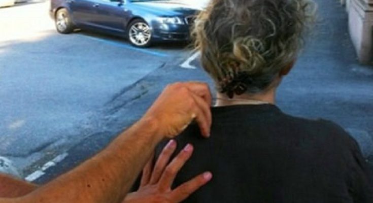 Scippa la collana ad una turista a Capodimonte: la polizia lo arresta e restituisce l’oggetto alla donna