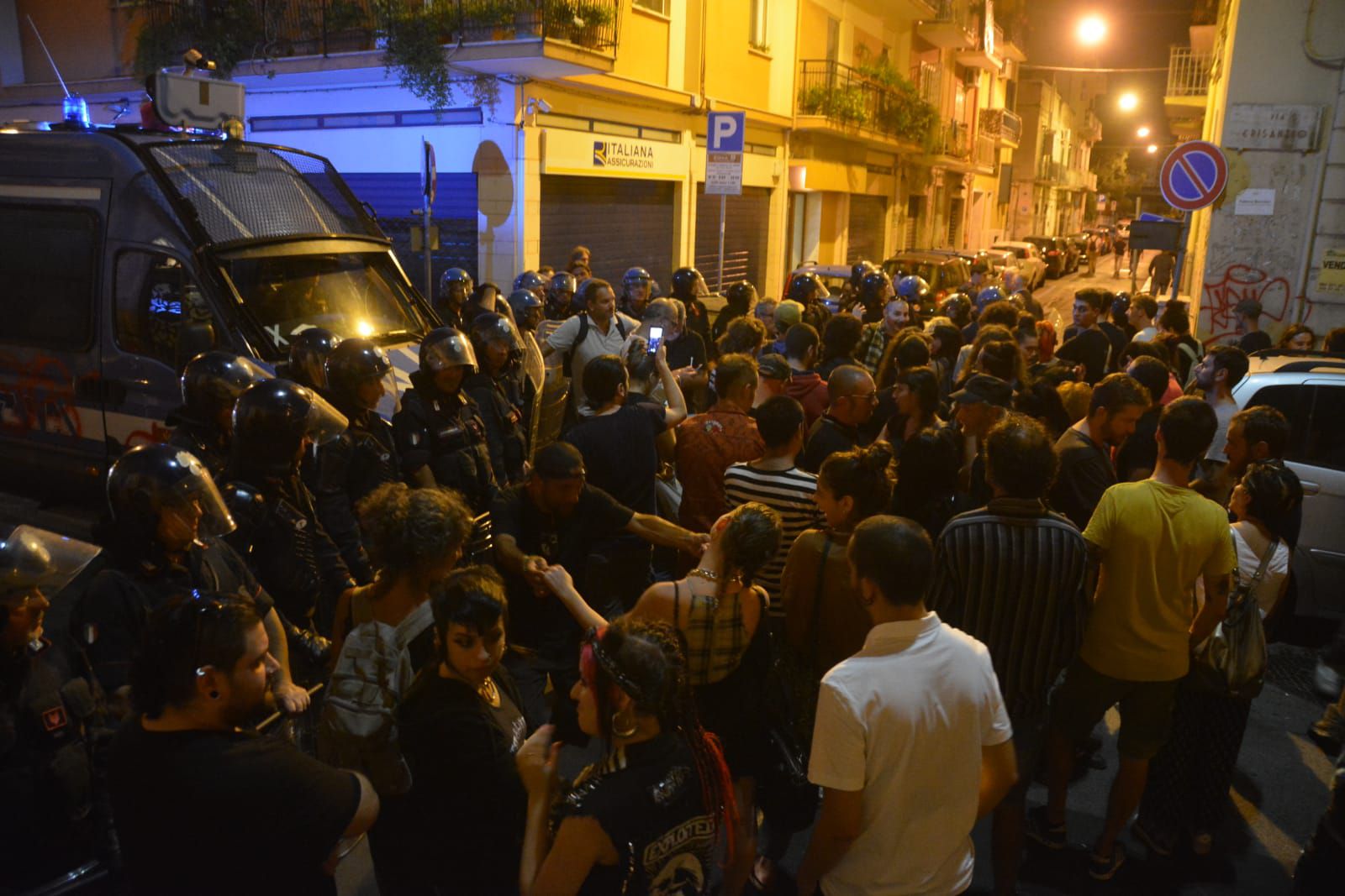 Scontri al corteo antirazzista a Bari: 2 feriti