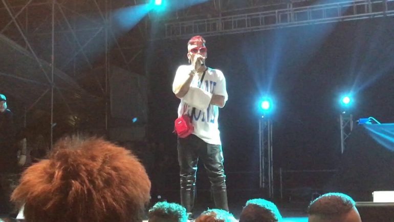 Spray al peperoncino sugli spettatori al concerto di Sfera Ebbasta