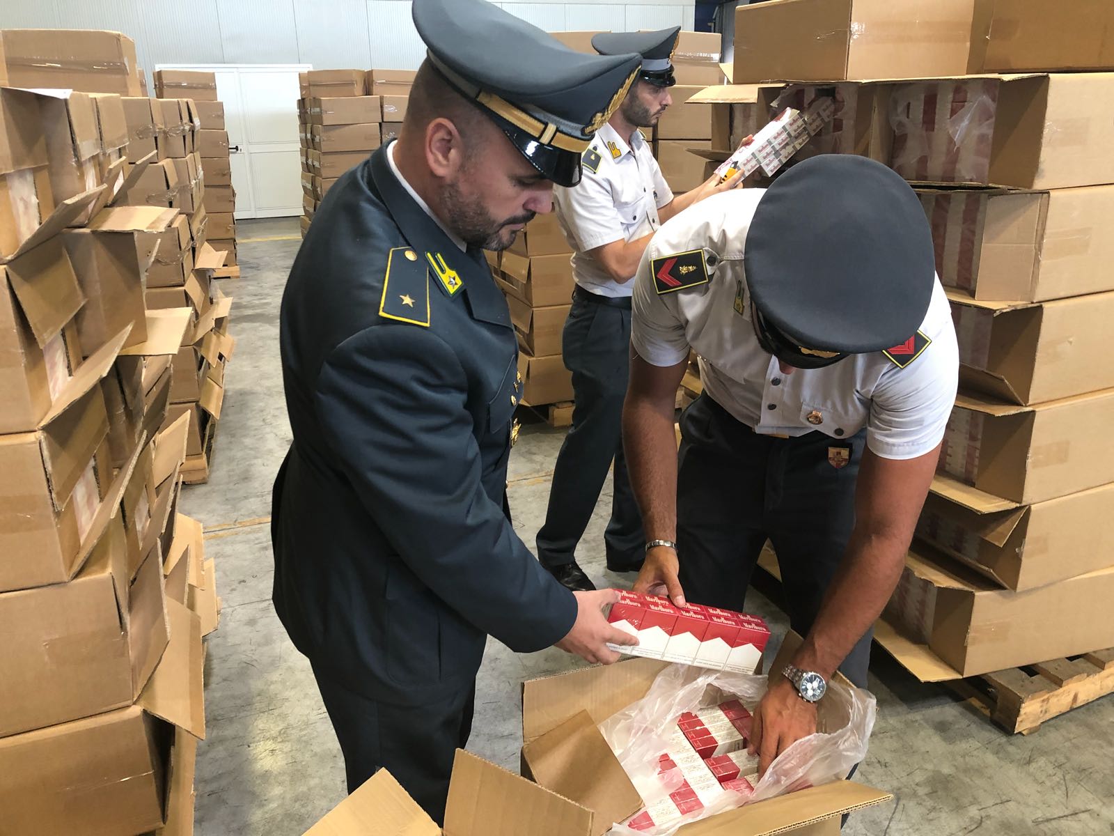 Scacco ai signori del contrabbando: sequestrate 8 tonnellate di sigarette provenienti dal Vietnam