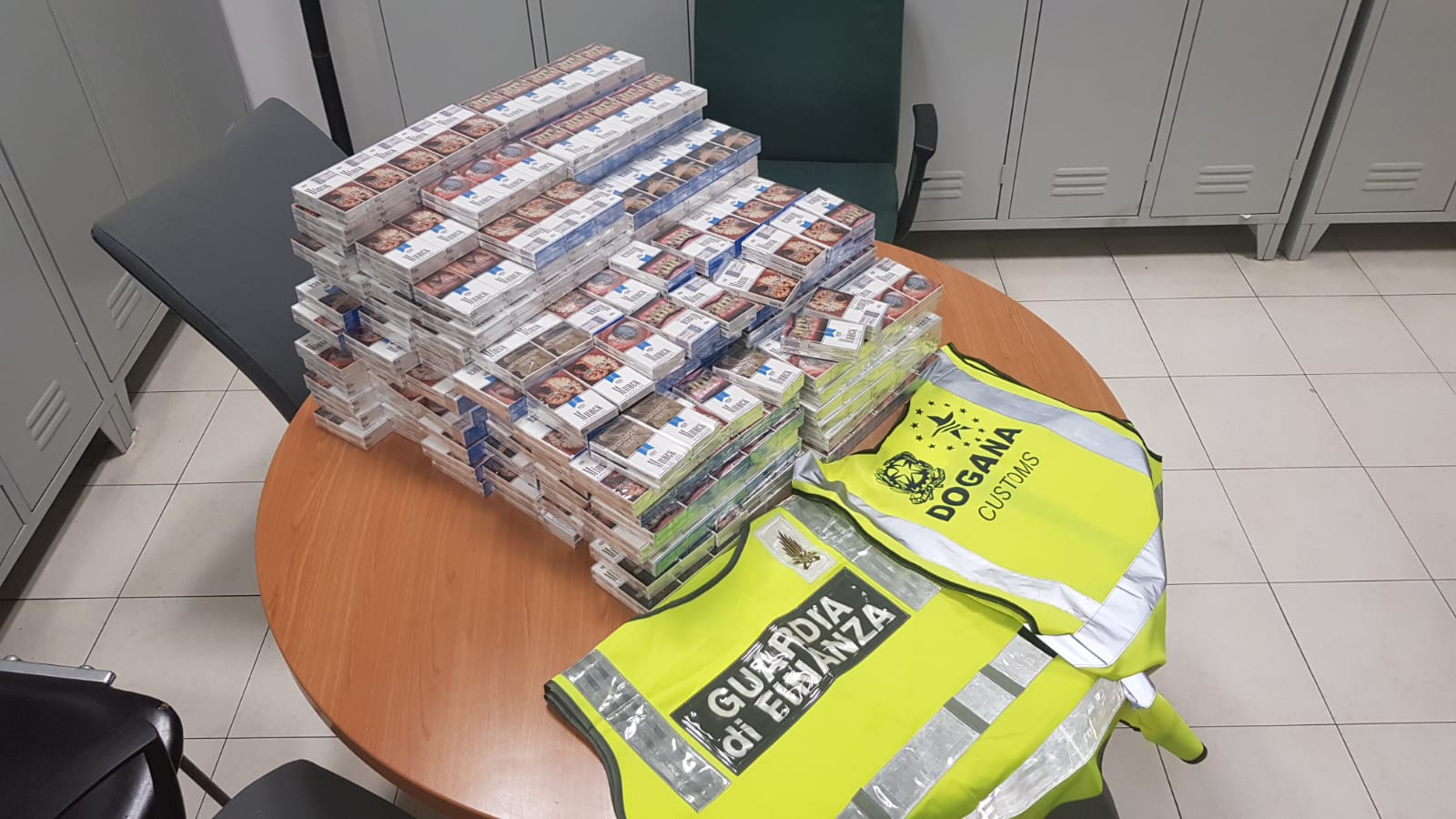 Napoli, turista russa scoperta all’aeroporto con 25 chili di ‘bionde’ nella valigia