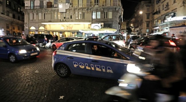 Napoli, notte di paura a Forcella: bomba carta contro auto di un noto pregiudicato
