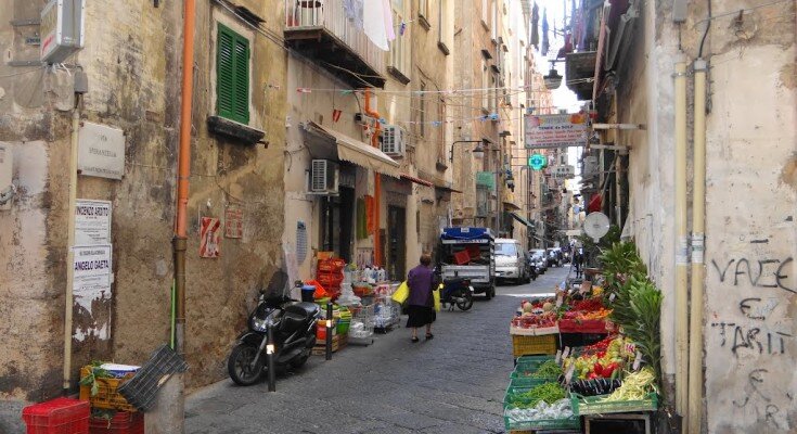 Napoli, sorvegliato speciale rapina una turista ma viene investito durante la fuga: arrestato
