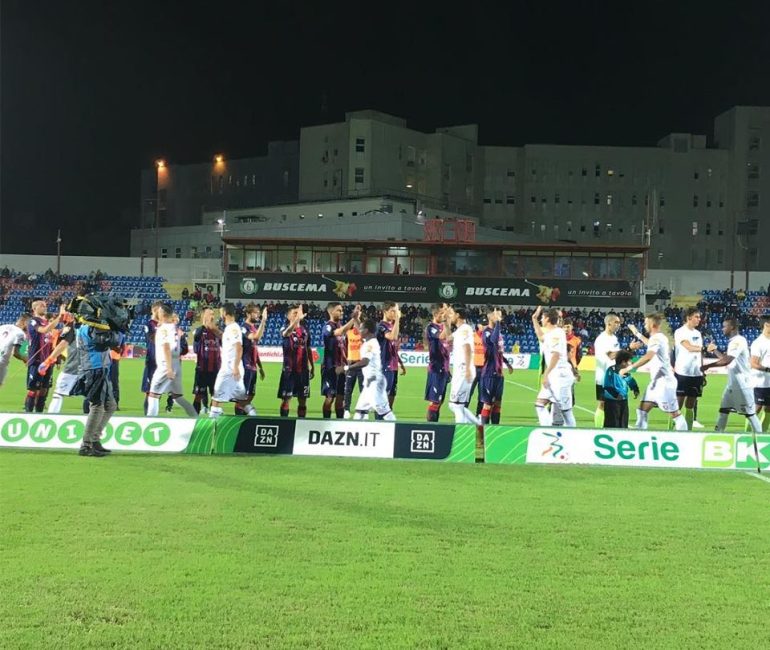 Crotone-Salernitana 1-1: granata beffati nel finale