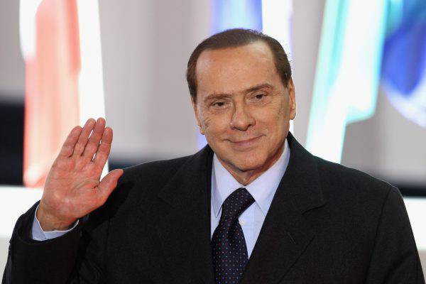 Berlusconi lascia l’ospedale San Raffaele dopo l’intervento: “Sono pronto per le Europee”