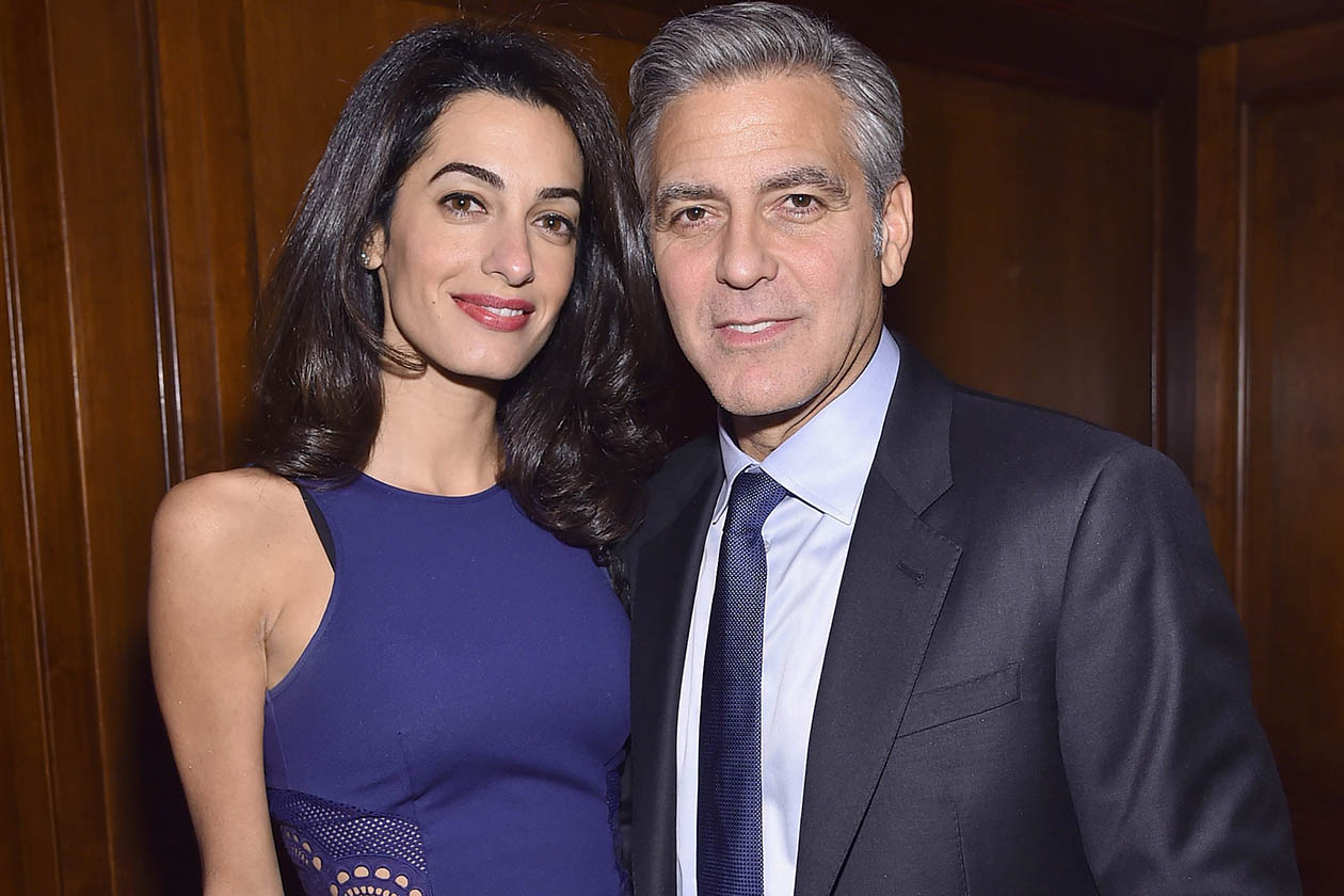 George Clooney si presenta al premio per l’impegno delle donne: ‘Sono il marito di Amal’