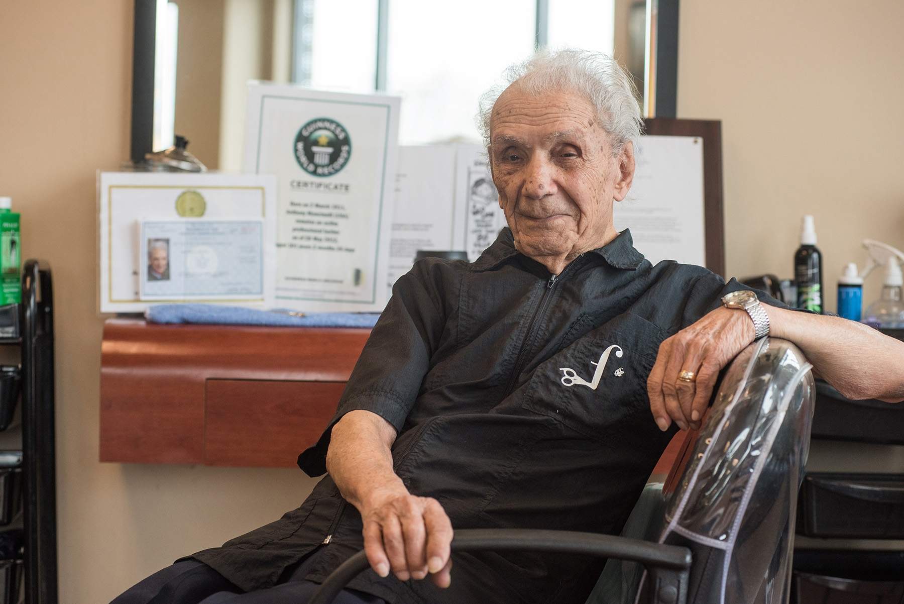Il New York Times celebra il napoletano Anthony Mancinelli: il barbiere più anziano del mondo