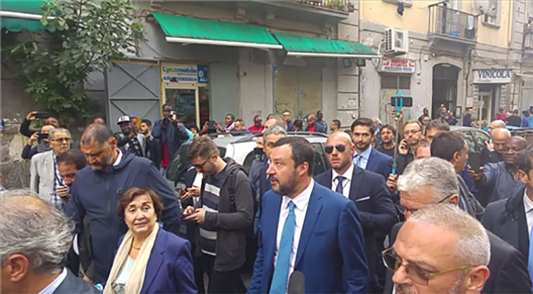 Salvini a Napoli: ‘Camorristi schifosi li sradicheremo, andremo in tutti i quartieri e spiegheremo ai ragazzi che la camorra ammazza’