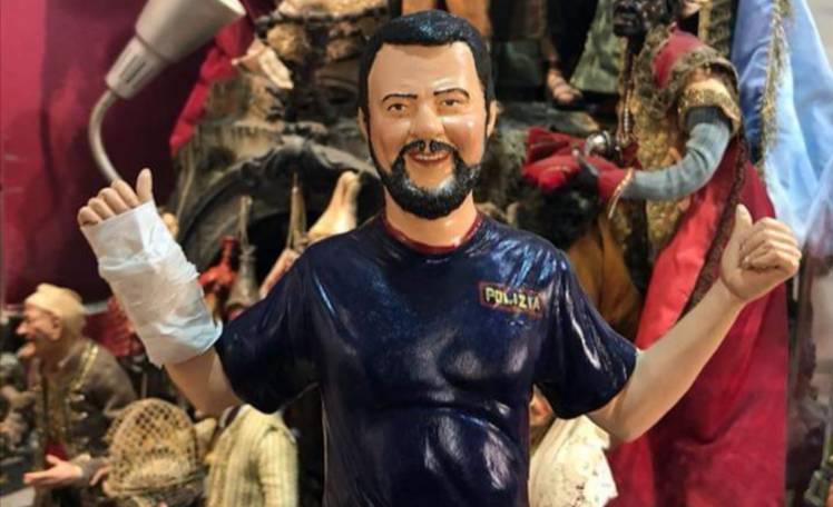 Statuina di Salvini poliziotto: entra nel presepe…