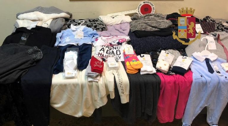 Si impossessano di capi d’abbigliamento da uno store a Poggioreale: presi in 4