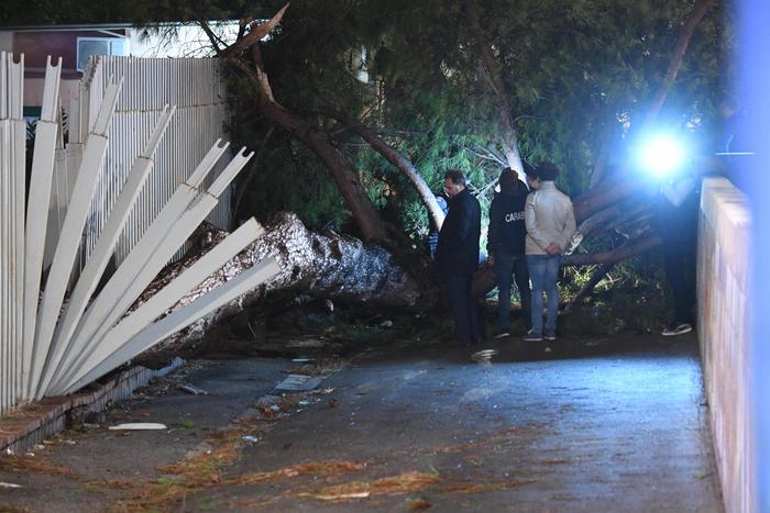 Maltempo a Napoli, si fa la conta dei danni: viabilità in tilt in molte zone