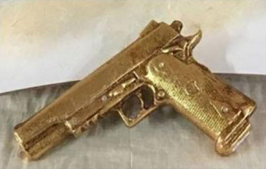 Napoli choc: pistola dorata come bomboniera alle comunioni