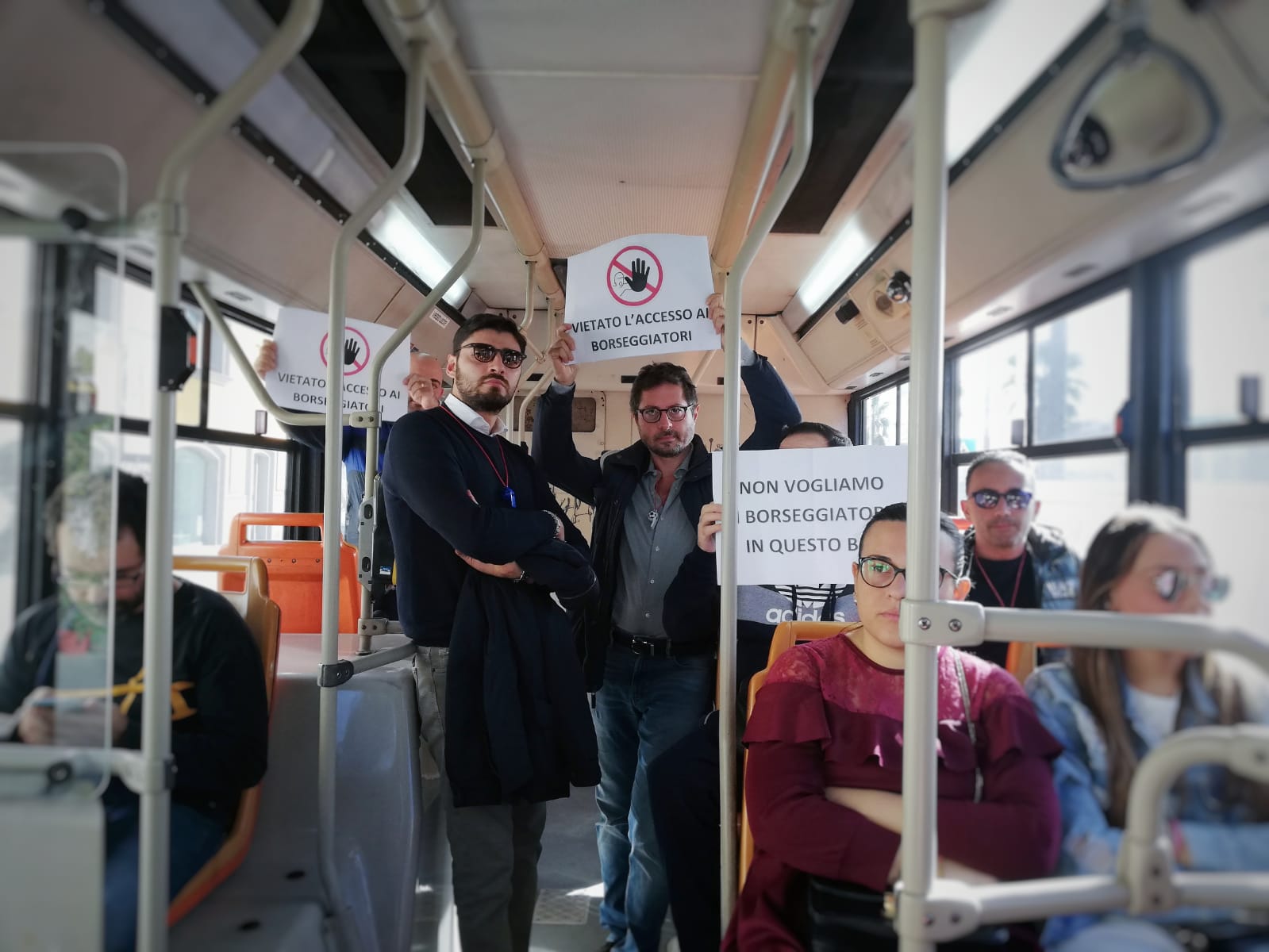 Napoli, i Verdi con i fischietti contro borseggiatori sui bus