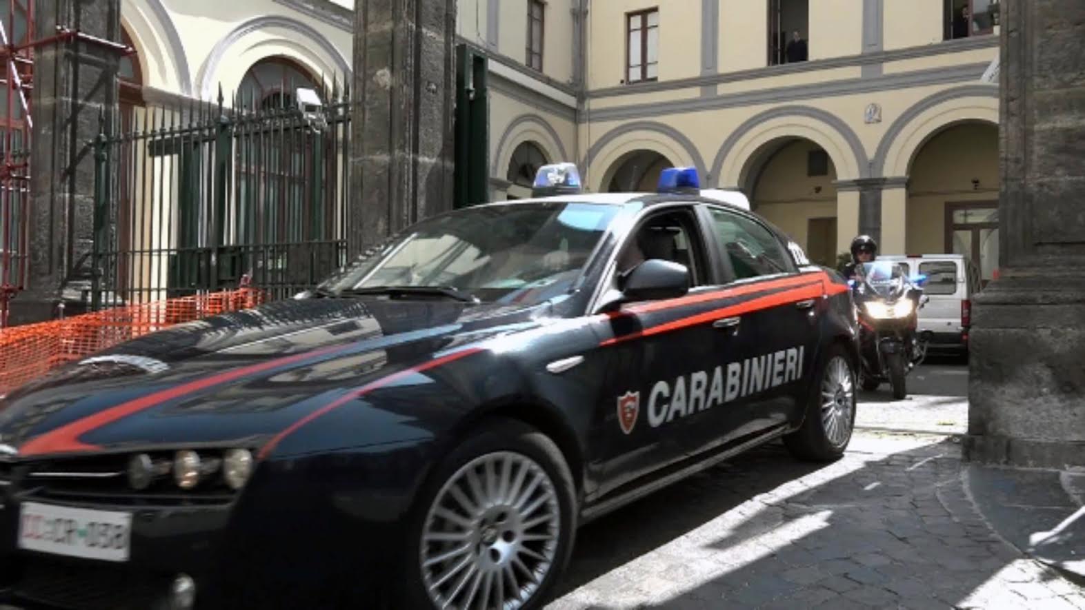 Napoli, inseguito dai carabinieri nascondeva un chilo di hashish in casa: arrestato 51enne