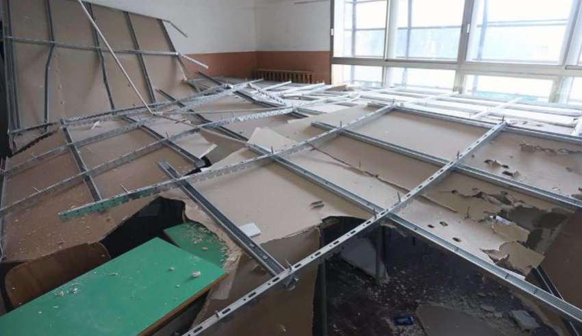 Cade soffitto nell’aula appena liberata, tragedia sfiorata in una scuola del Casertano