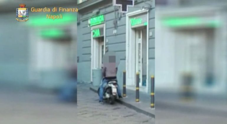 Napoli, falso cieco guidava e attraversava sulle strisce: sequestrati 110 mila euro. IL VIDEO
