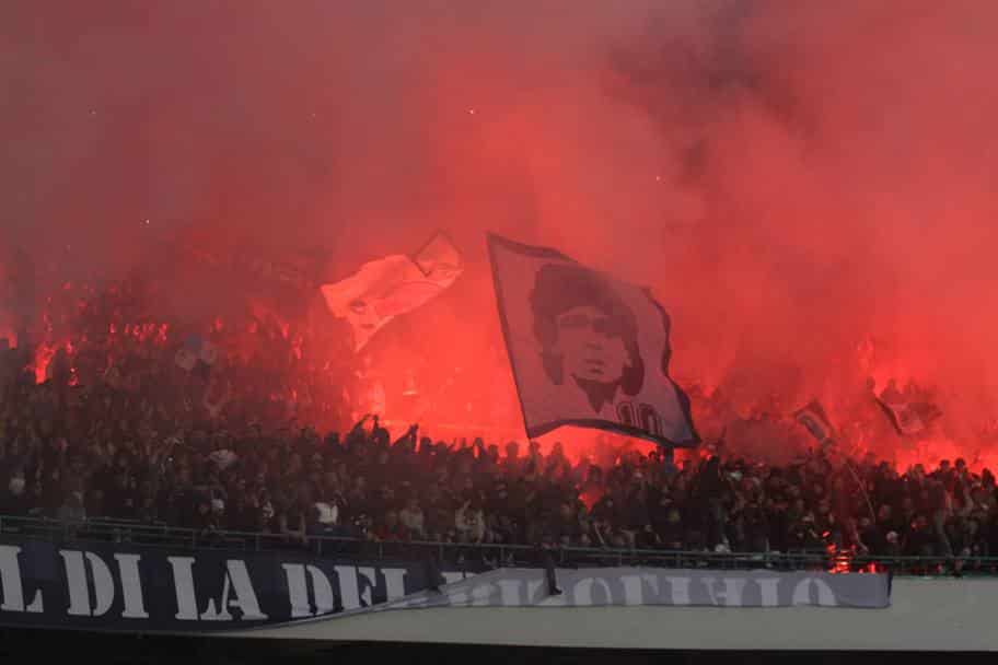 Napoli, multa da 34mila dall’Uefa per fumogeni nella gara di Champions contro il Liverpool