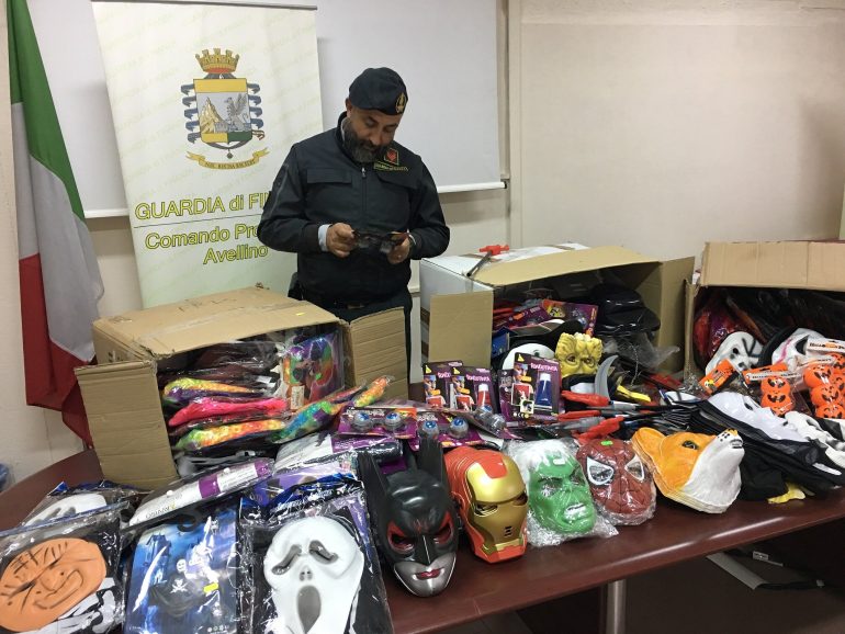 Napoli, sequestrati 1,5 milioni di prodotti di Halloween non sicuri