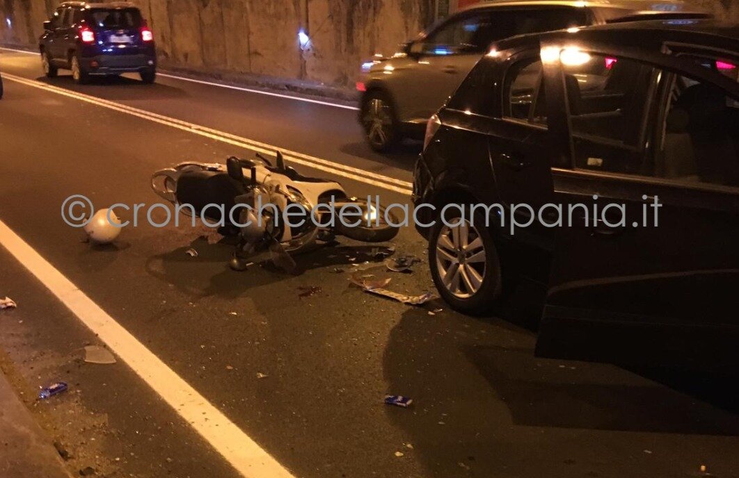 Incidente nella galleria di Seiano: ferito un giovane in scooter
