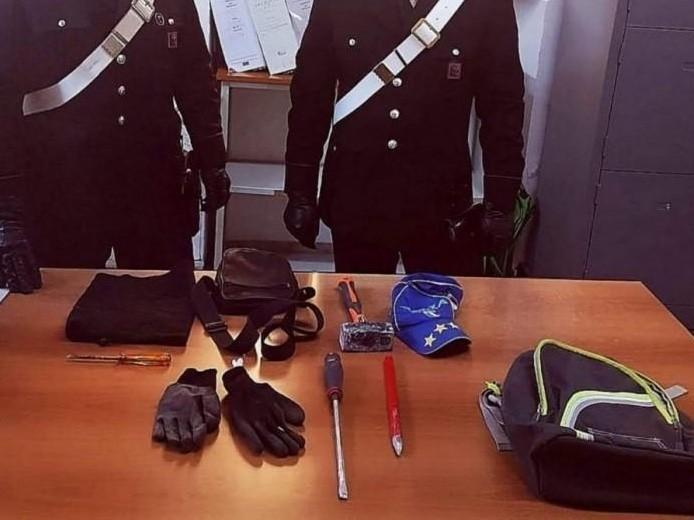 Ladri napoletani in trasferta ‘maldestri’ chiamano il 112 durante il colpo: uno arrestato, due ricercati