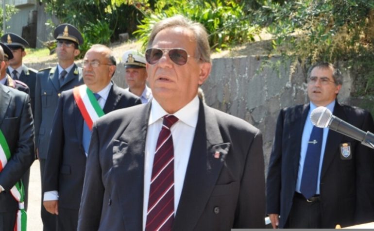 Concorsi truccati nelle forze armate: il generale arrestato lancia il telefonino dalla finestra all’arrivo della Finanza