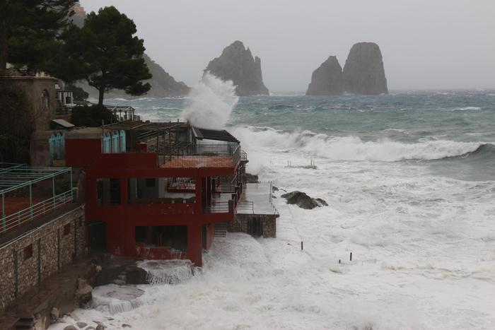 Forti raffiche di vento a Capri, alberi divelti: stop ai collegamenti veloci
