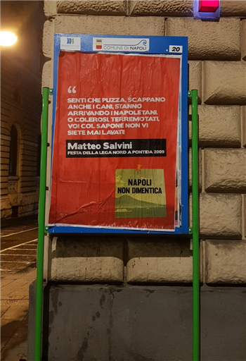 Arriva Salvini e nella notte spuntano i manifesti: ‘Napoli non dimentica le offese’