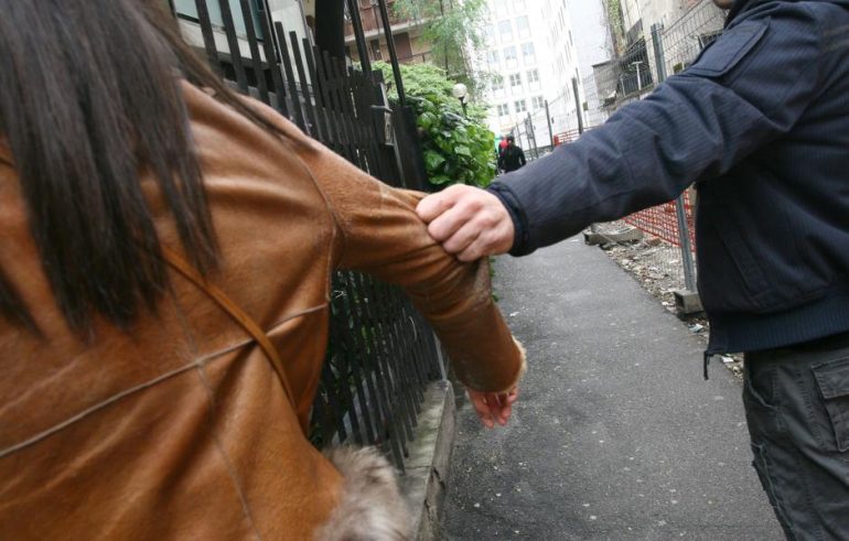 Maddaloni, arrestato 70enne per molestie a una ragazza