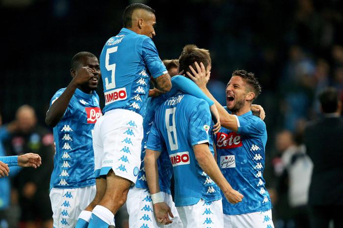 Il Napoli, segna, soffre e cala il tris a Udine e ora è a -4 dalla Juve