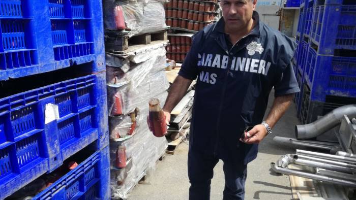 Sequestrate 206 tonnellate di passata di pomodoro scaduta in un’azienda dell’Agro nocerino
