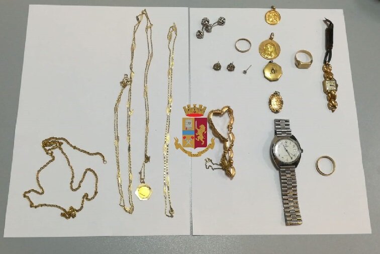 Napoli, scende dal treno con oggetti di oro rubati: arrestata
