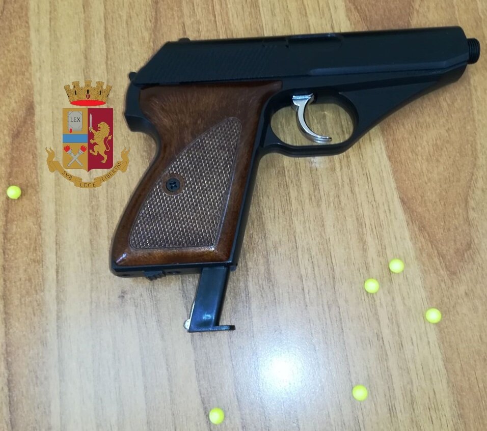 Napoli, 14enne sorpreso a Secondigliano mentre sparava ai passanti con una pistola a pallini