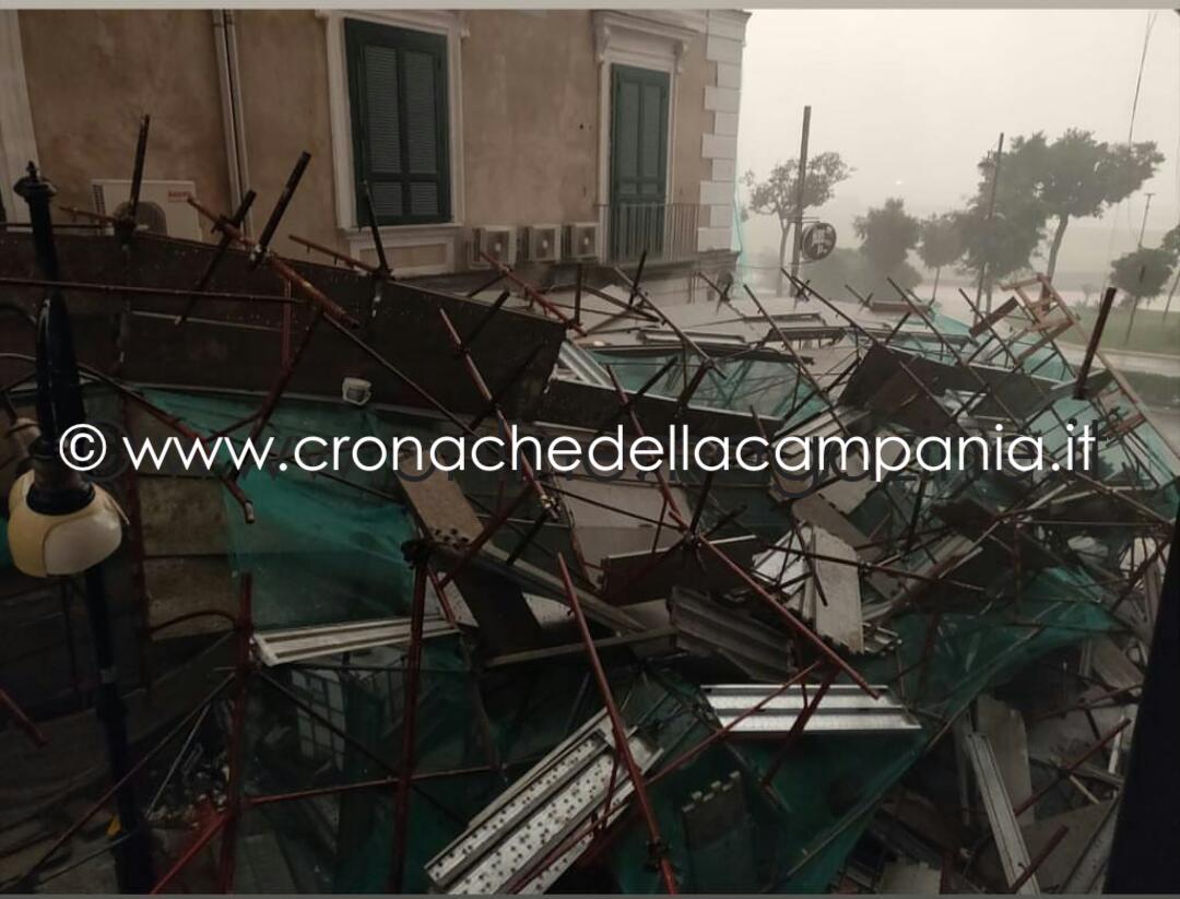 Castellammare, crollano due ponteggi al corso Vittorio Emanuele: tragedia sfiorata