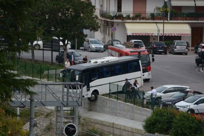 Manovra sbagliata e il bus della squadra di calcio di Casagiove resta in bilico nel vuoto nel Beneventano