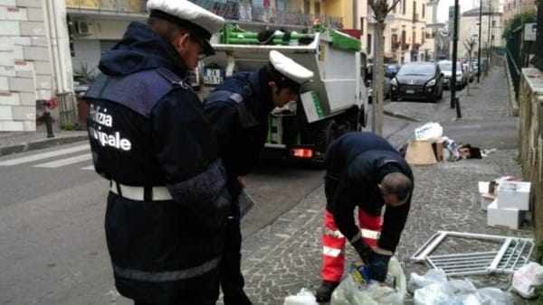 Santa Maria Capua Vetere, pugno duro dei vigili: 50 multe in un mese per i rifiuti