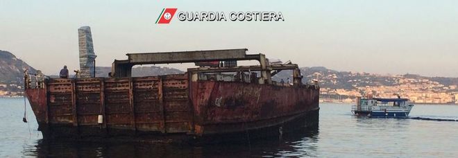 Dopo 33 anni rimosso il relitto del “Sassari Primo” dalla rada del porto di Baia