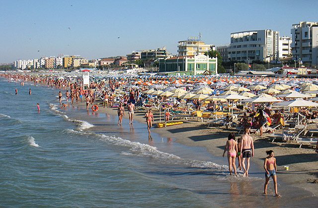 Vacanze: italiani tutti al mare, ma concentrati in agosto