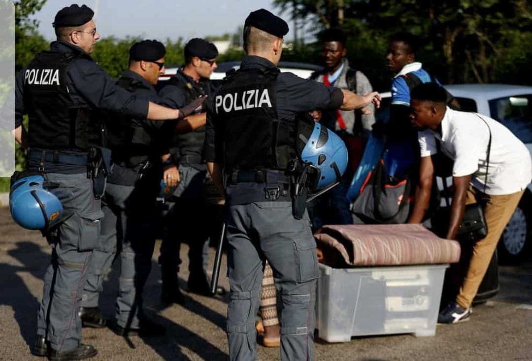 Blitz nelle casette di Campolongo: sgomberati gli immigrati